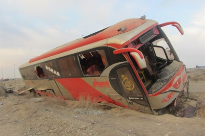  واژگونی اتوبوس حامل زائران کربلا در محور مهران ۸ مصدوم بر جا گذاشت